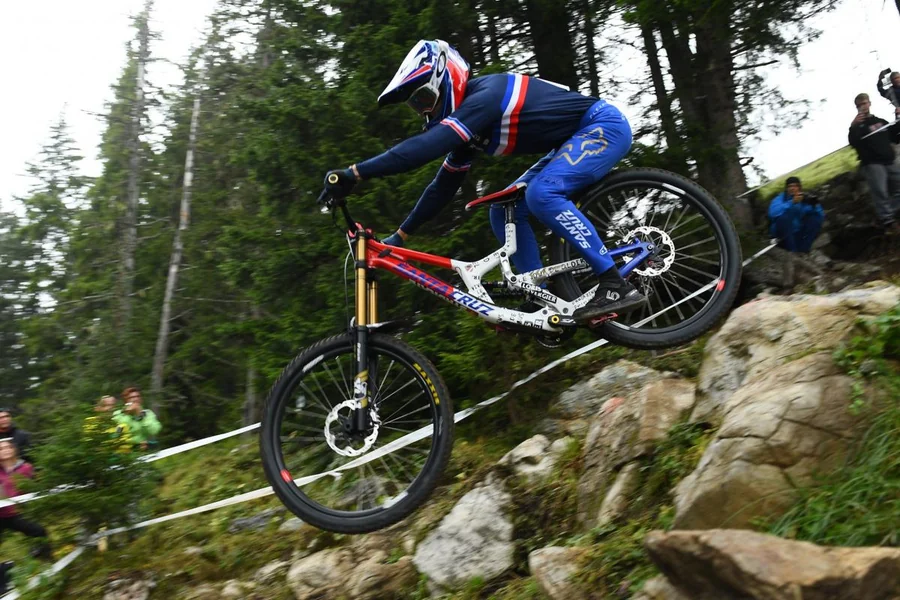 Loris en VTT Downhill